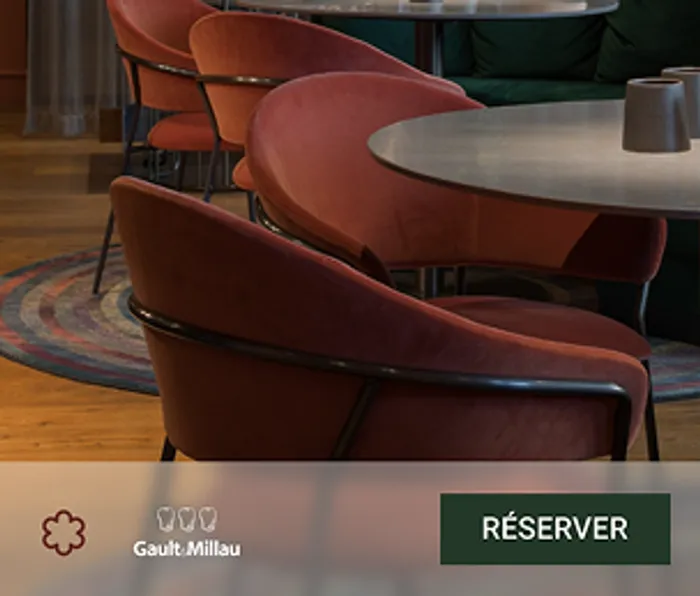 Ambiente interior de restaurante con estrella michelin, sillas de diseño moderno en tonos rojos y mesas sofisticadas